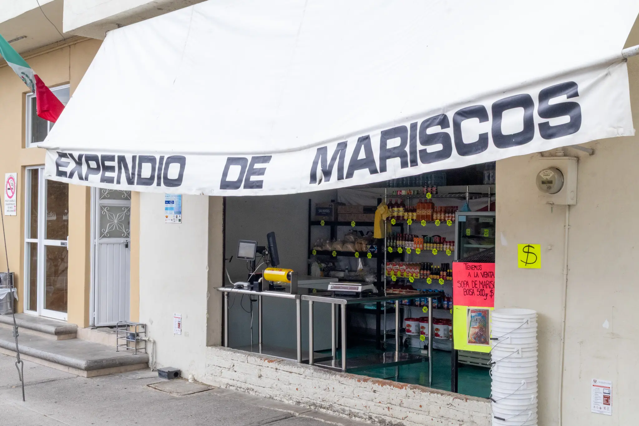 Fachada del Expendio Aztecas de El Tejado en Romita, Guanajuato