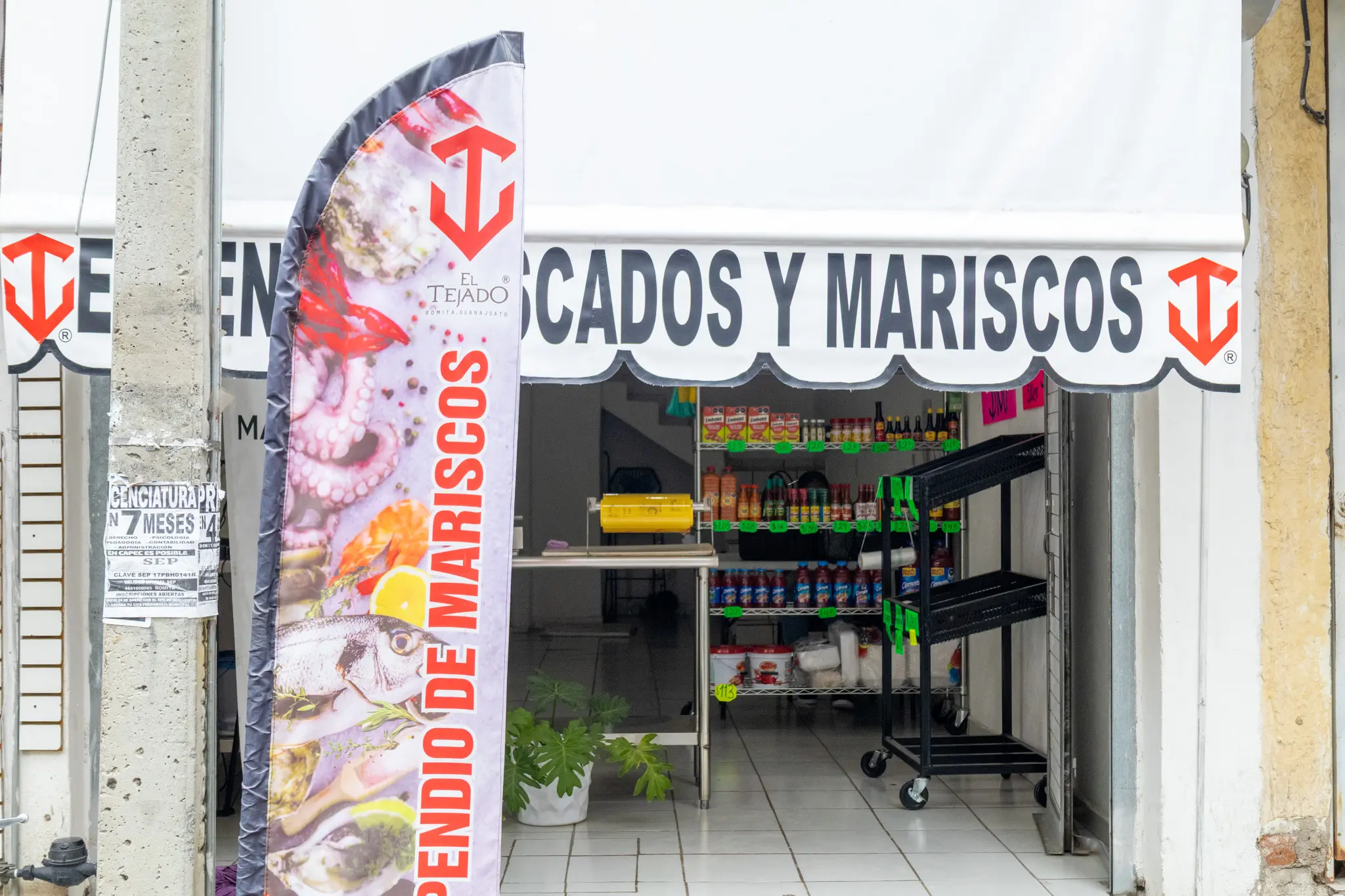 Fachada del Expendio Centro de El Tejado en Romita, Guanajuato